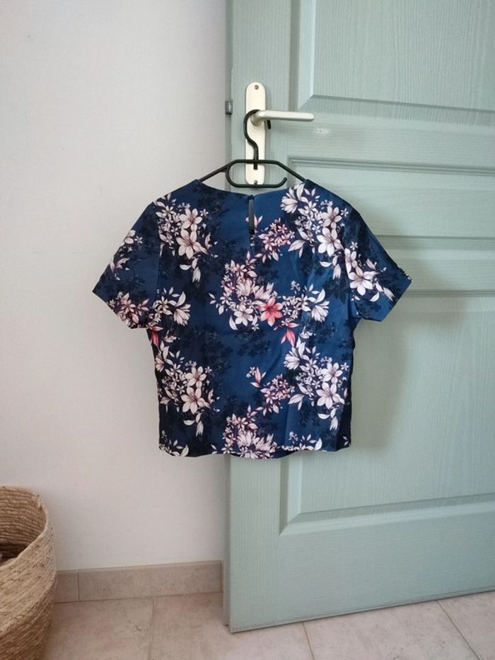 Blouse de couleur bleu, motif fleurs roses - photo numéro 2
