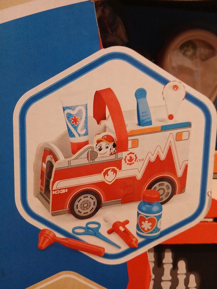 Véhicules en bois  pat patrouille avec accessoires - photo numéro 2