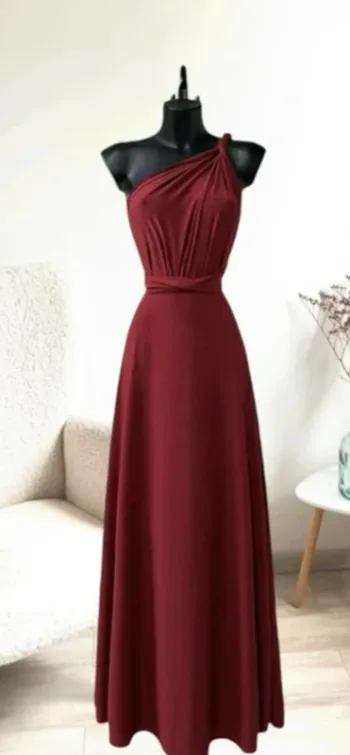 Robe bordeaux pour soirée positions variées