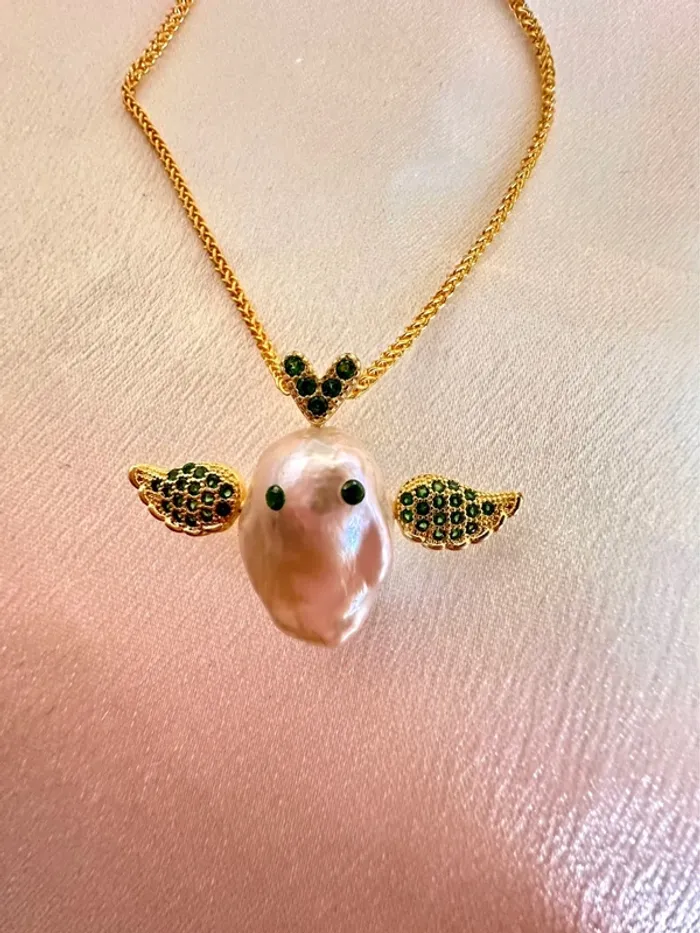Collier doré avec perle naturelle baroque et ailes strassées – Pièce unique - photo numéro 2
