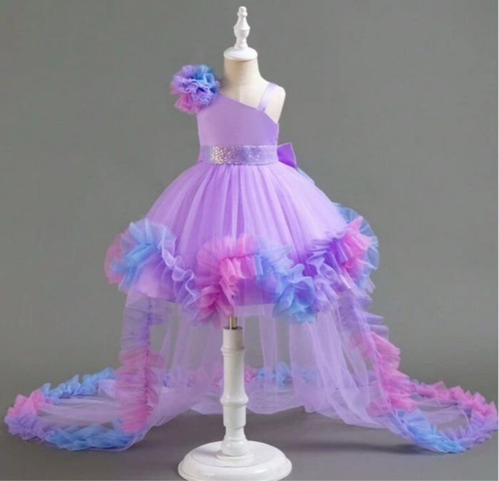 À vendre robe d’anniversaire mariage baptême (événement) Robe avec traîne qui ce détache (18-24 mois) Chaussette fin (1-2 ans) Chaussure ouverte (T.20) 2 pinces épingle Le tout à 30