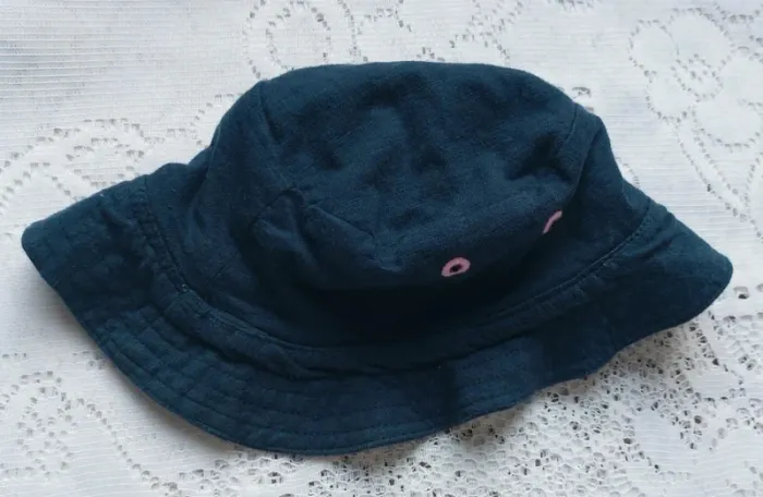 Bob pour bébé, bleu marine, Primark, en très bon état, taille 0/3 mois