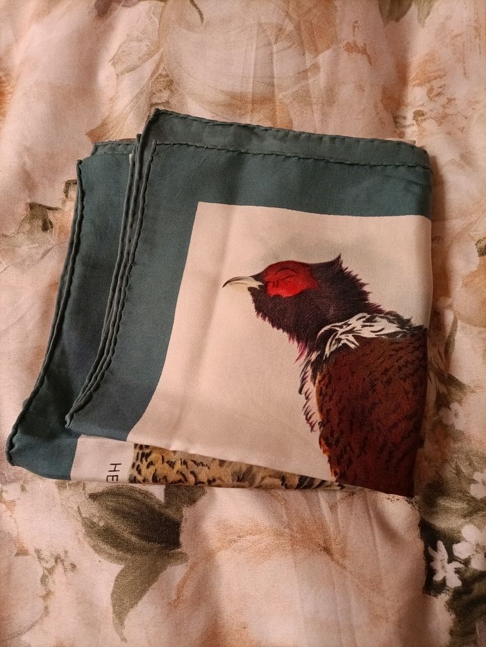 Foulard Hermes en très très bon état - photo numéro 4