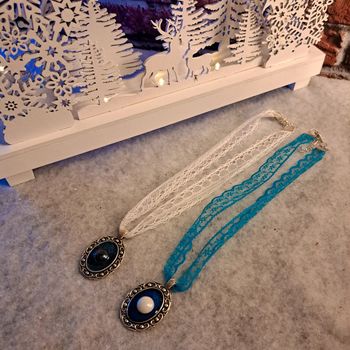 Lot de colliers bleu et blanc dentelle