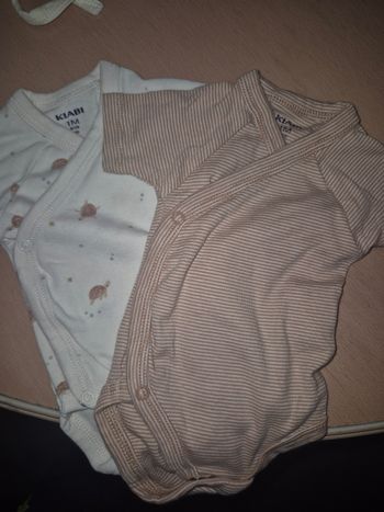 Lot de 2 bodies taille 1M (4kg)