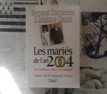 Les mariés de l'an 2004 par Bertrand Charpentier et Stéphane Chapin Ed. Michel Lafon