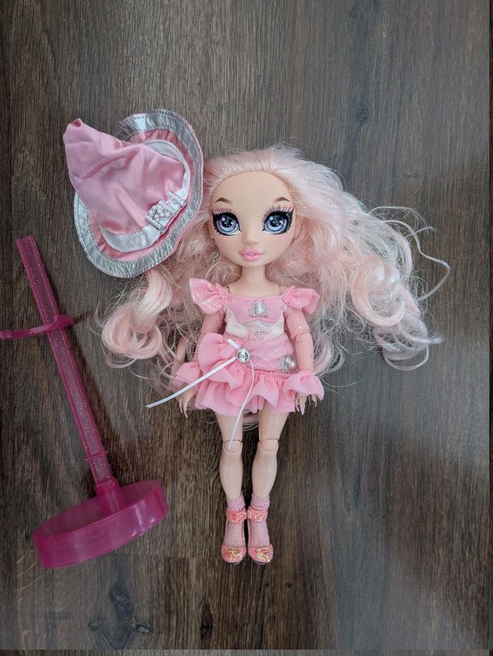 Poupée rainbow high Bella Parker costume bal