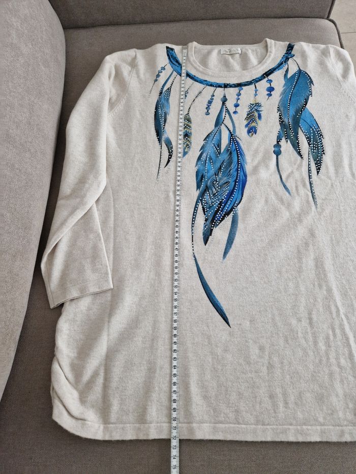 Haut beige crème motif plumes bleues avec perles argentées H&L - photo numéro 6