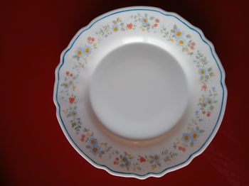 assiette décorée avec des fleurs