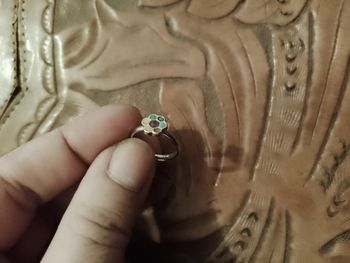 bague en métal argenté fleur multicolore.
