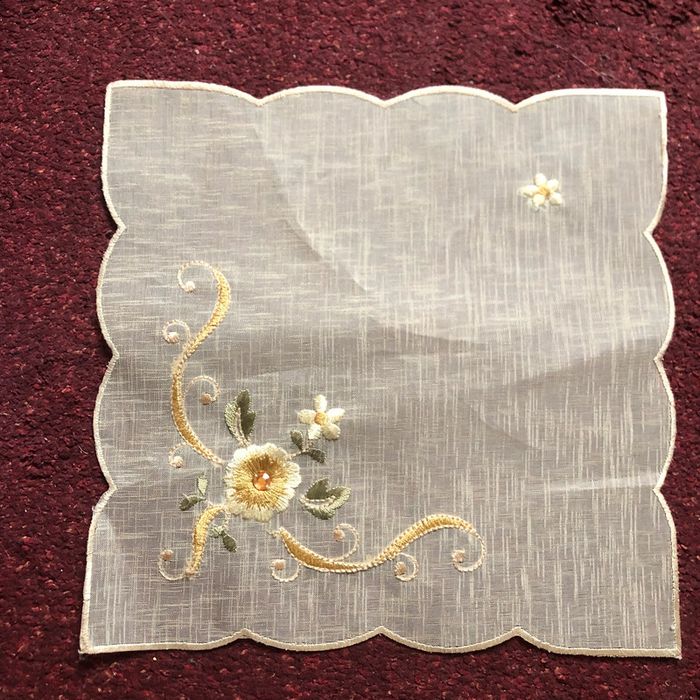 Napperon carré  brodé en tulle 26,5 x 26,5 cm motif fleur