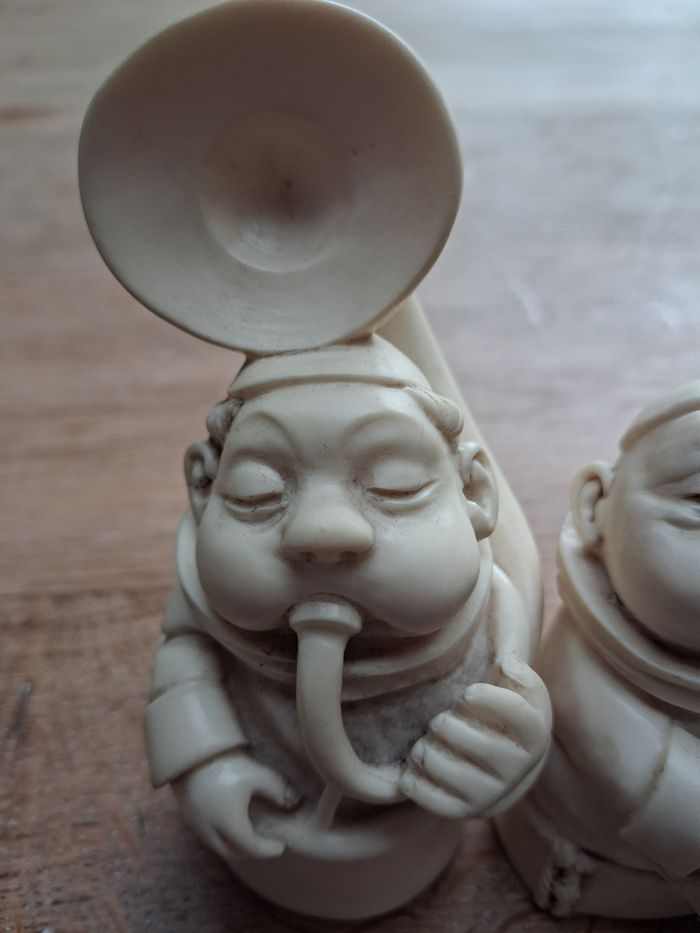 Bustes en albâtre, moines et instruments de musique - photo numéro 7