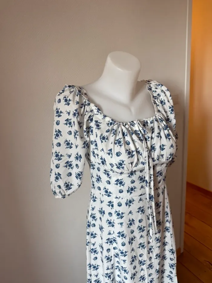 Robe longue blanc à fleur bleu en très bon état taille S - photo numéro 2