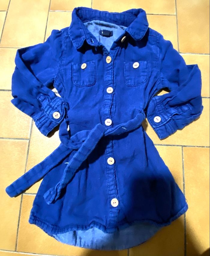 Robe en jean couleur bleu foncé avec ceinture taille 18/24 mois  à manche longue marque kiabi bon état