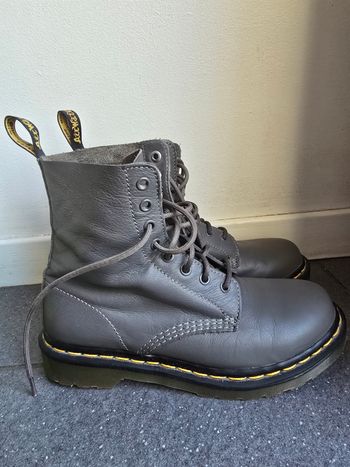 Dr. Martens grises