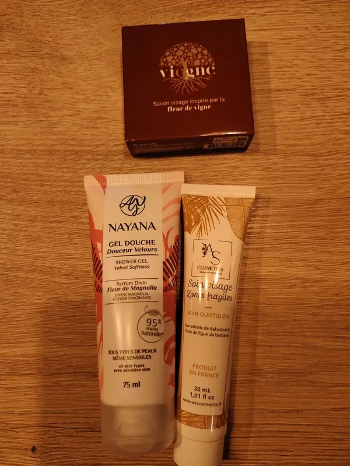 Lot 3 produits : Gel douche, savon visage et soin visage