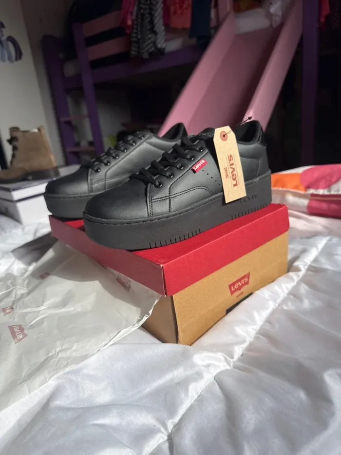 Superbes paire de baskets Levi’s neuves avec étiquette pointure 39 - photo numéro 2