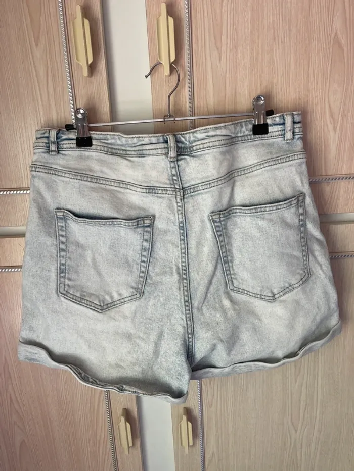 Short MOM 44 - photo numéro 3