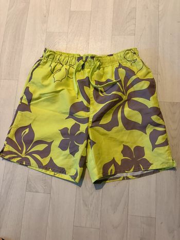 Short de plage by kool 12 ans vert anis très bon état