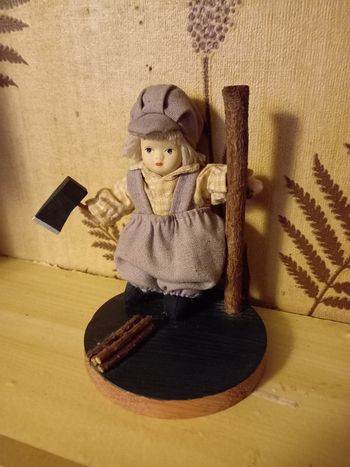 Figurine artisanale : la bûcheronne (bois , tissus et autres)