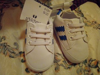 Deux paires de baskets blanches et rayure bleu