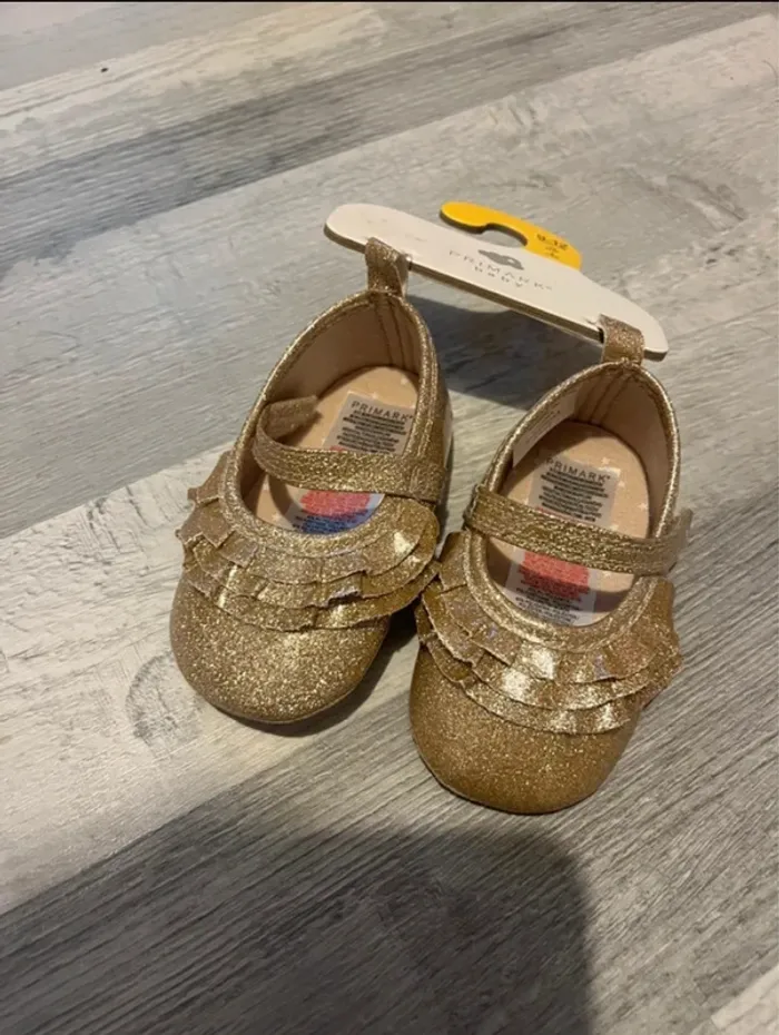 Petite chaussure doré neuf 9-12 mois - photo numéro 3