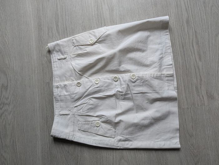 Jupe blanche à boutons - photo numéro 2