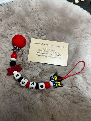 Attache tétine papillon