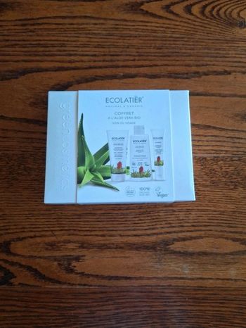 Coffret soins du visage encore dans l emballage 
