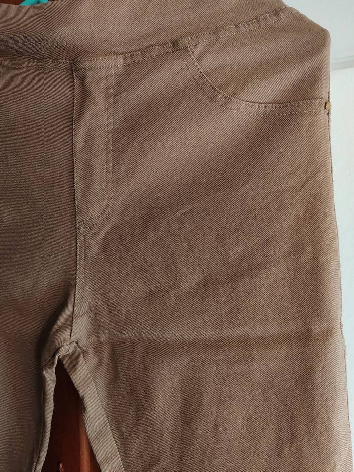 Pantalon "magique" marron glacé taille 38