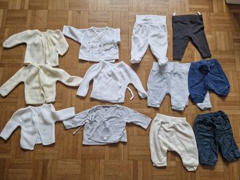 Lot vêtements (vestes / brassières et pantalons)1 mois - idéal valise de maternité 
