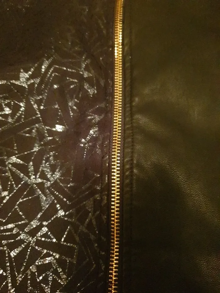 Robe noire en cuir avec motifs - photo numéro 9