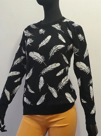 Pull motif plumes blanches 80% de coton col rond