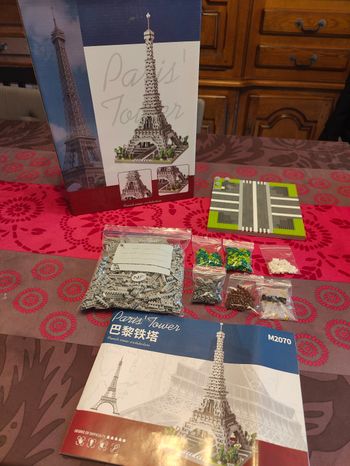 Brique de construction Tour Eiffel façon "Lego"