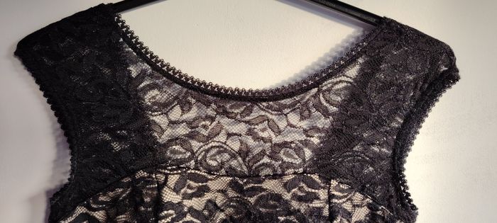 Robe moulante noire en dentelle florale – élégante, chic et stretch – Taille M - photo numéro 2