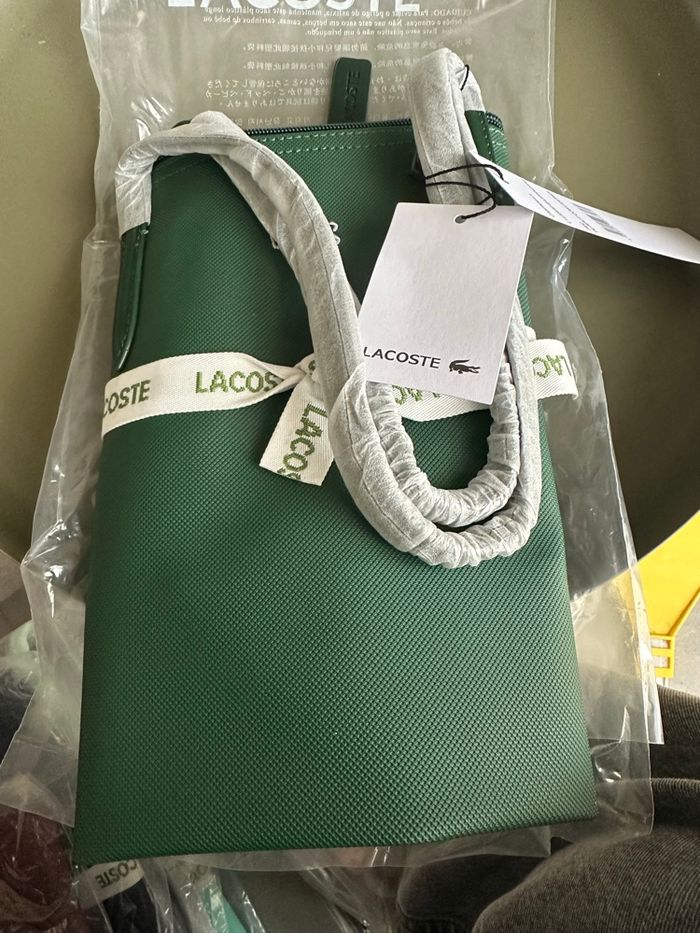 Sac à main marque Lacoste
