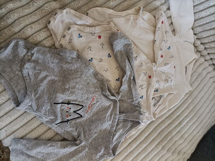 Lot bodys 3 mois - photo numéro 2