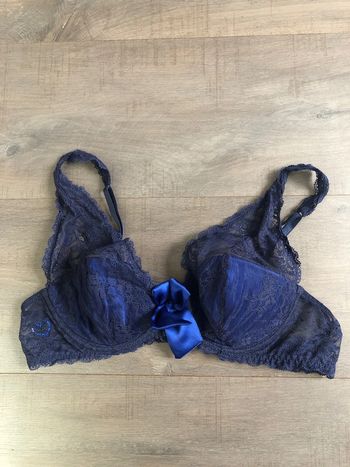 Très joli soutien gorge triangle Etam avec dentelle taille 90B bleu nuit