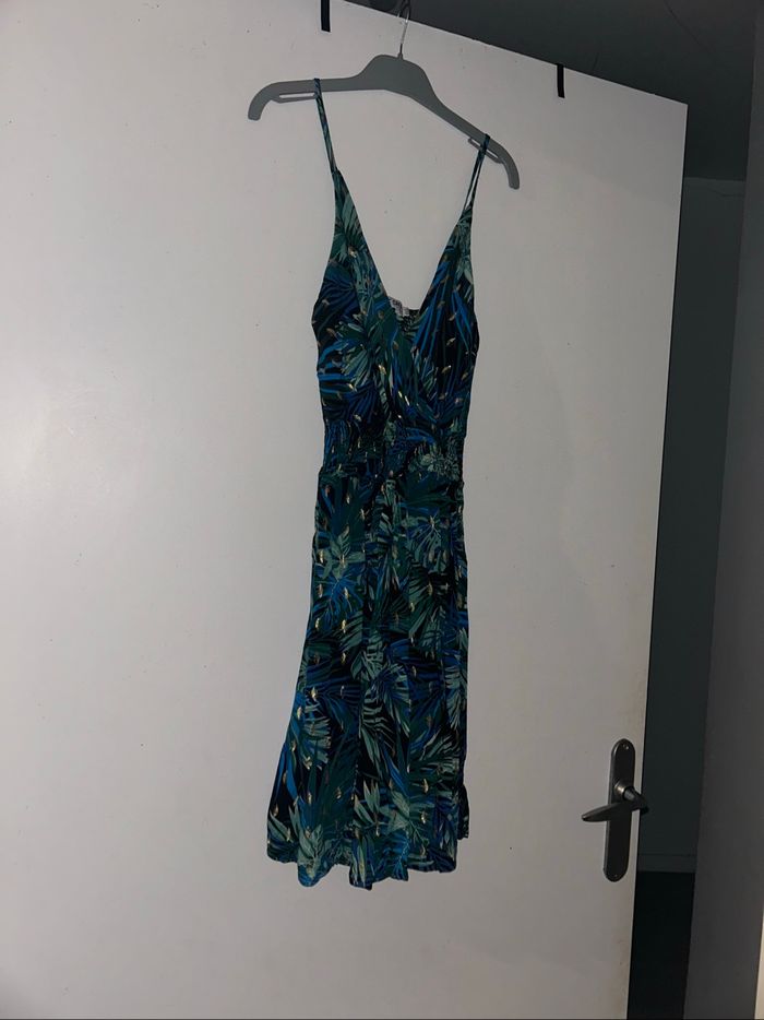 Robe jusqu’au genoux décolleté
