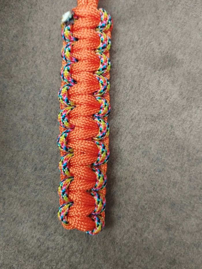 Porte clés en paracorde fait main multicolore et orange - photo numéro 3