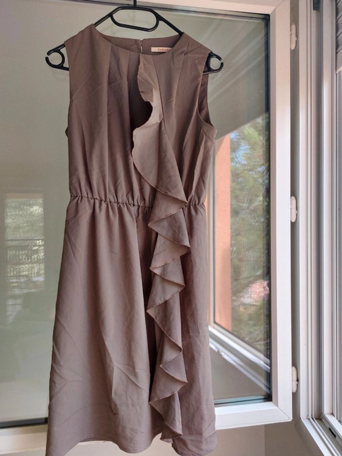 Robe grise à volants