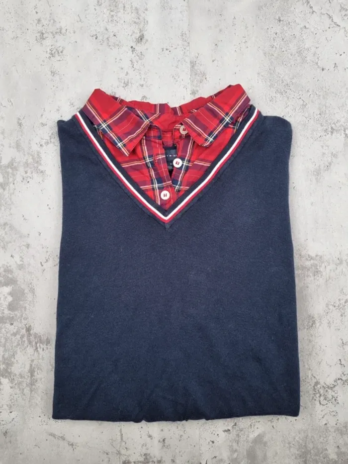 Pull col V Tommy Hilfiger avec chemise intégrée – Taille M Femme (mesures en photo) - photo numéro 2