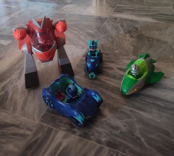 Véhicule et figurine pyjamask