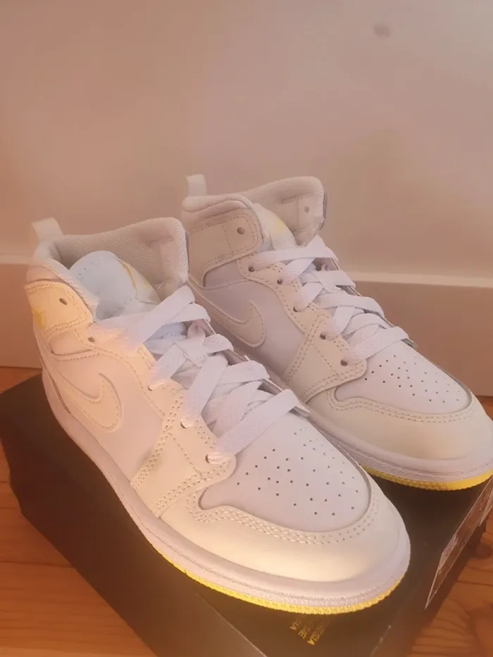 Nike Jordan 1 Mid (29.5) - photo numéro 2