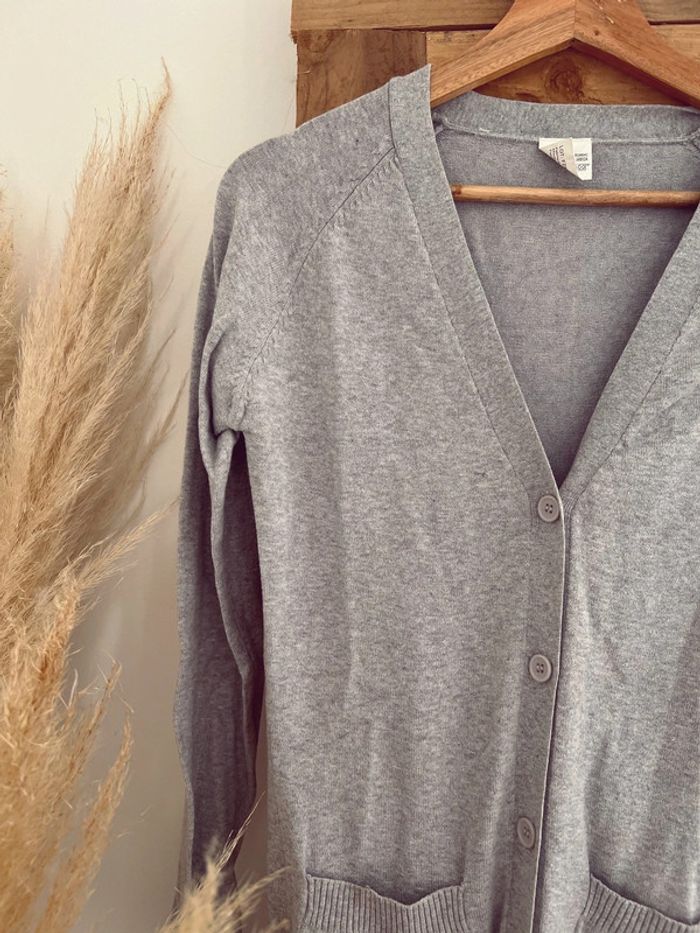 Gilet gris col V et bouton - photo numéro 2