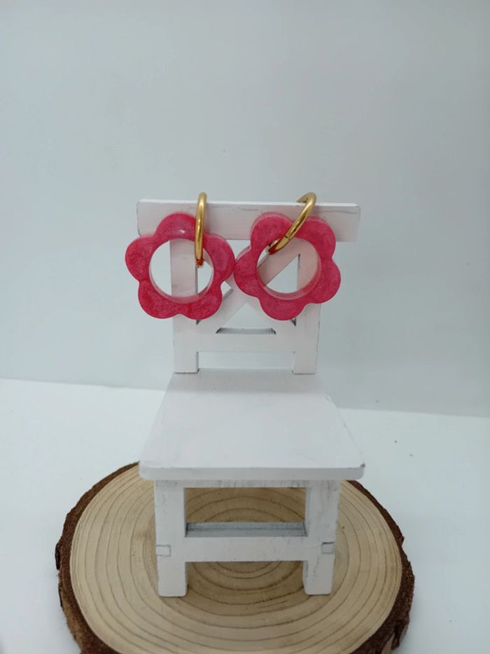 Boucles d'oreilles anneaux grandes fleurs rouges résine