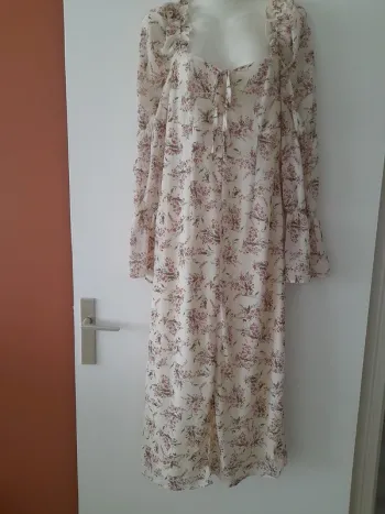 Robe longue forme cintrée et joli décolleté