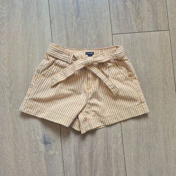 Très beau short blanc et marron clair. Fille 6 ans. Marque Kiabi 
