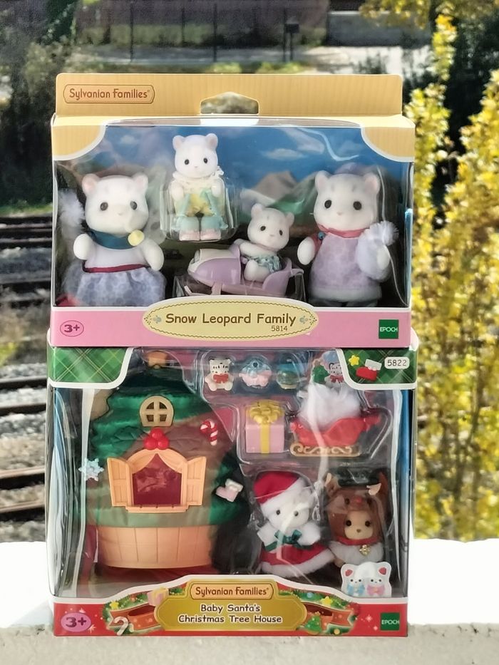 La famille panthère des neiges et la maison du Père Noël