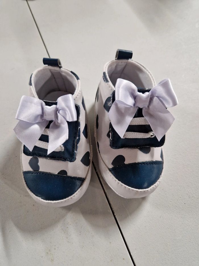 Chaussons fille blanc bleu marine coeurs 18